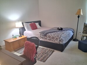 Room - Spacious Queen Bedroom near RIC, VCU, Downtown in Private House for 1 Person (Richmond)