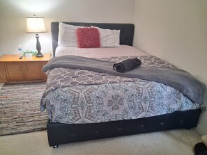 Room - Spacious Queen Bedroom near RIC, VCU, Downtown in Private House for 1 Person (Richmond)