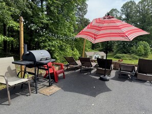 Outdoor dining - Spacious Queen Bedroom near RIC, VCU, Downtown in Private House for 1 Person (Richmond)