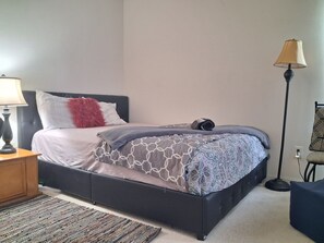 Room - Spacious Queen Bedroom near RIC, VCU, Downtown in Private House for 1 Person (Richmond)