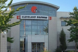 Een gebouw met een glazen gevel en een bord waarop 'Cleveland Browns' staat.