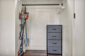 Ein schmaler Flur mit Deckenventilator, Wandheizung und einem Aktenschrank.