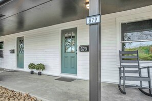 A building with a green door and a number 879 sign. - Air Hockey + Shuffleboard | 3BR Near CLE (Berea)