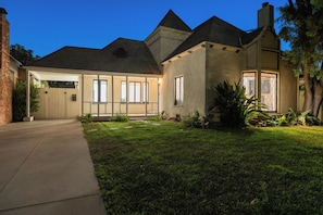 Exterior - Gardner Piazzetta By Alora Reserve (Los Angeles)
