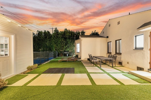 Outdoor dining - Gardner Piazzetta By Alora Reserve (Los Angeles)