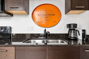 Private kitchen - Southern Ease | 5BR Next to Cannon Green | Sleeps 10 (Charleston)