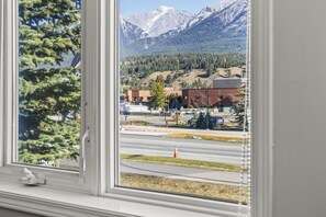 Living Room View - Mountain Retreat | 3BR | Walk to Downtown (Canmore)