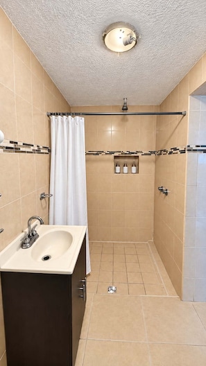 A bathroom with a shower, a sink, and a ceiling light. - Bowra Suite Privada 7, Colonia Americana (Guadalajara)