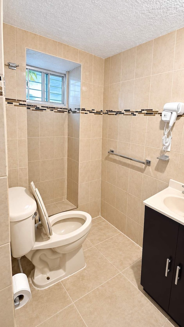 A bathroom with a toilet, a hand dryer, and a towel rack. - Bowra Suite Privada 7, Colonia Americana (Guadalajara)