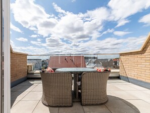 Outdoor dining - Spacious 4BR Home, Free Parking, Ideal for Groups (Reading)