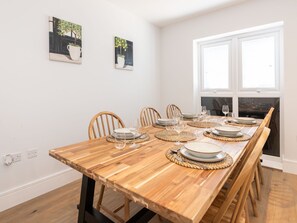 Dining - Spacious 4BR Home, Free Parking, Ideal for Groups (Reading)