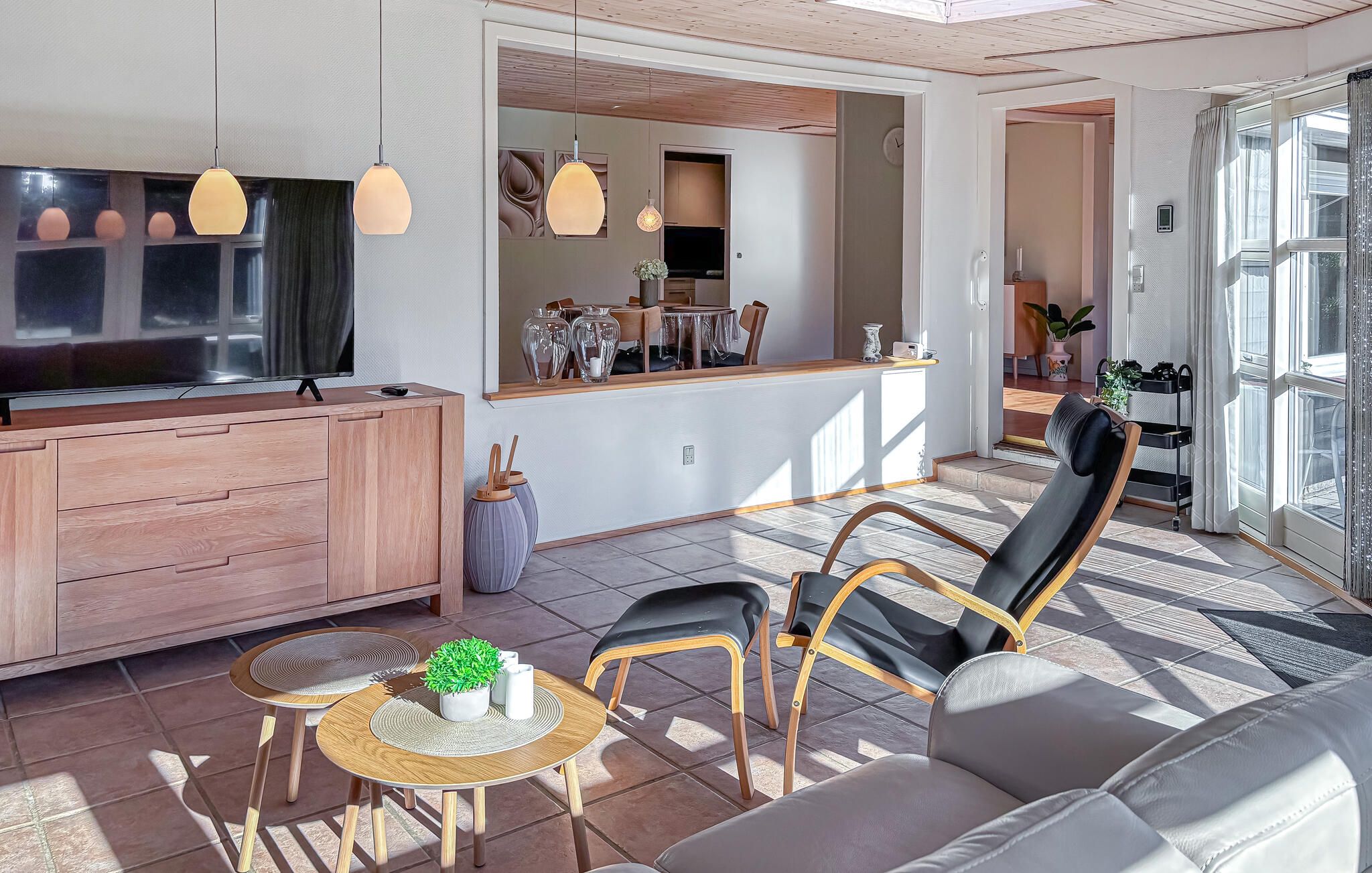 Un espace de vie moderne comprenant un coin cuisine, une table à manger et un espace détente.