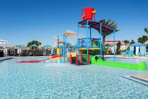 Ein Wasserpark mit Pool, Rutschen und Spielbereichen.