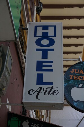 A hotel sign with the name 'Hotel Arte' in large blue letters on a white background. - Hotel Arte  (SANTA ROSA DE CABAL)