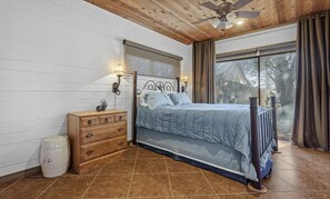 Room - Waterfront Lake LBJ Retreat, Dock Deck & Stunning Sunsets (Kingsland)