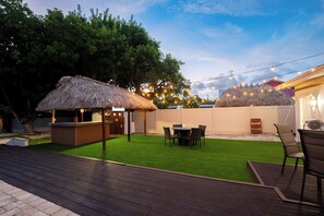 A backyard with a bar area, a dining table, and chairs. - The Dolphin Retreat, Huge Pool & Boat Parking (Marathon)