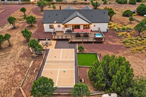 A house with a tennis court, outdoor seating, and a pool. - Outlaw Rest | Hot Tub, Pickleball, Views, Game Room, Poker, Grand Canyon (Williams)
