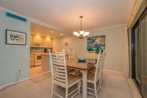 Dining - Gulf-view 2BR/2BA condo with pool, tennis, balcony, and beach access. (Boca Grande)