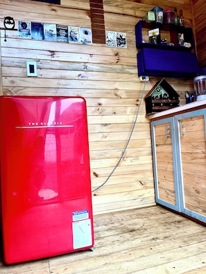 A red appliance, a wooden wall with various items, and a blue cabinet. - 🏡 Country Owl Cabin, Acto Penthouse for couples, families with children, or friends  (Río verde)