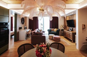 Living area - Boutique King Suite with Private Kitchen in East Austin (Austin)