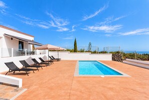 A rooftop pool area with lounge chairs and a clear view of the ocean. - TenoHomes Villa SAYAN, Private Pool & Teide Views (Icod de los Vinos)