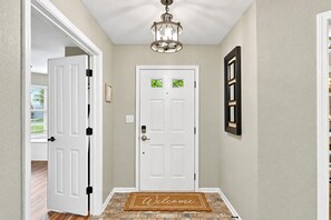 A bright entry welcomes you into the home - Cozy Waterview Cottage | Sunroom • Waterfront (Brownsburg)