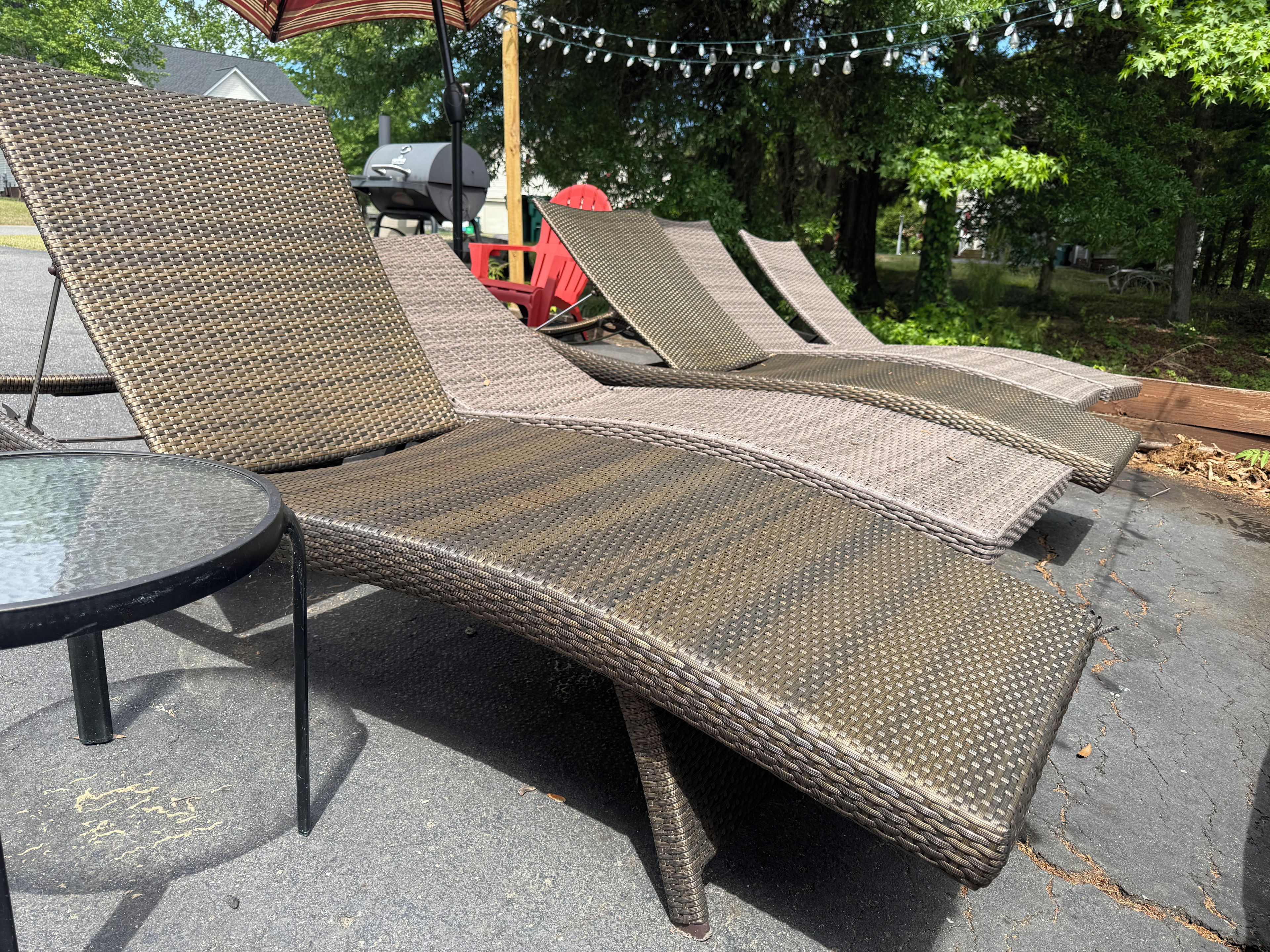 Buitenstoelen van rieten met een glazen bijzettafeltje.