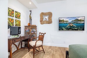 A dedicated workspace is available, perfect for catching up on emails or planning your next island adventure. - new Luxury Ocean View Penthouse (Waikoloa Village)