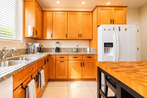 Private kitchen - Family Friendly Home w/ Parking & Full Kitchen (Long Beach)