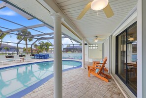Large lanai with private sparkling pool is perfect for entertaining. Features sun loungers, dining table that seats 6, and 43-inch Smart TV - Modern 3BR House in Punta Gorda, 5923 (Charlotte County)
