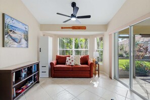 Additional sleep space with queen sofa bed and patio access - Serenity in Punta Gorda, 1003 (Cape Coral)