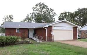 Exterior - Beautiful Lake Front 3-bedroom house with AC in soothing Horseshoe Bend Arkansas (Horseshoe Bend)