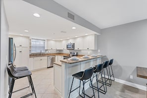 Fully Equipment Kitchen. Kitchen island seats 4 - Secluded 3 Bedroom Condo Sanctuary in Manasota Key, 5942 (Charlotte County)