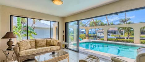 Covered sitting room with Amazing view of the private pool
