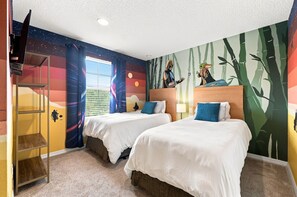 Een hotelkamer met twee bedden, een raam met zonwering, een muurschildering en een plank met decoratieve objecten.