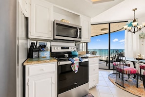 Private kitchen - Oceanfront Maisons Sur Mer | Amazing Ocean Views (Myrtle Beach)