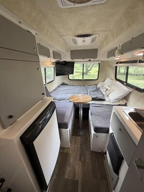 Room - Cozy Little Camper at Hidden Pond (Needville)