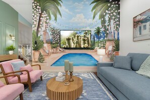 Ein Wohnzimmer mit Pool, einer Couch, einem Sessel und einem Couchtisch.