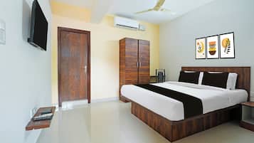 Un dormitorio con cama, armario, ventilador de techo, aire acondicionado y una obra de arte en la pared.