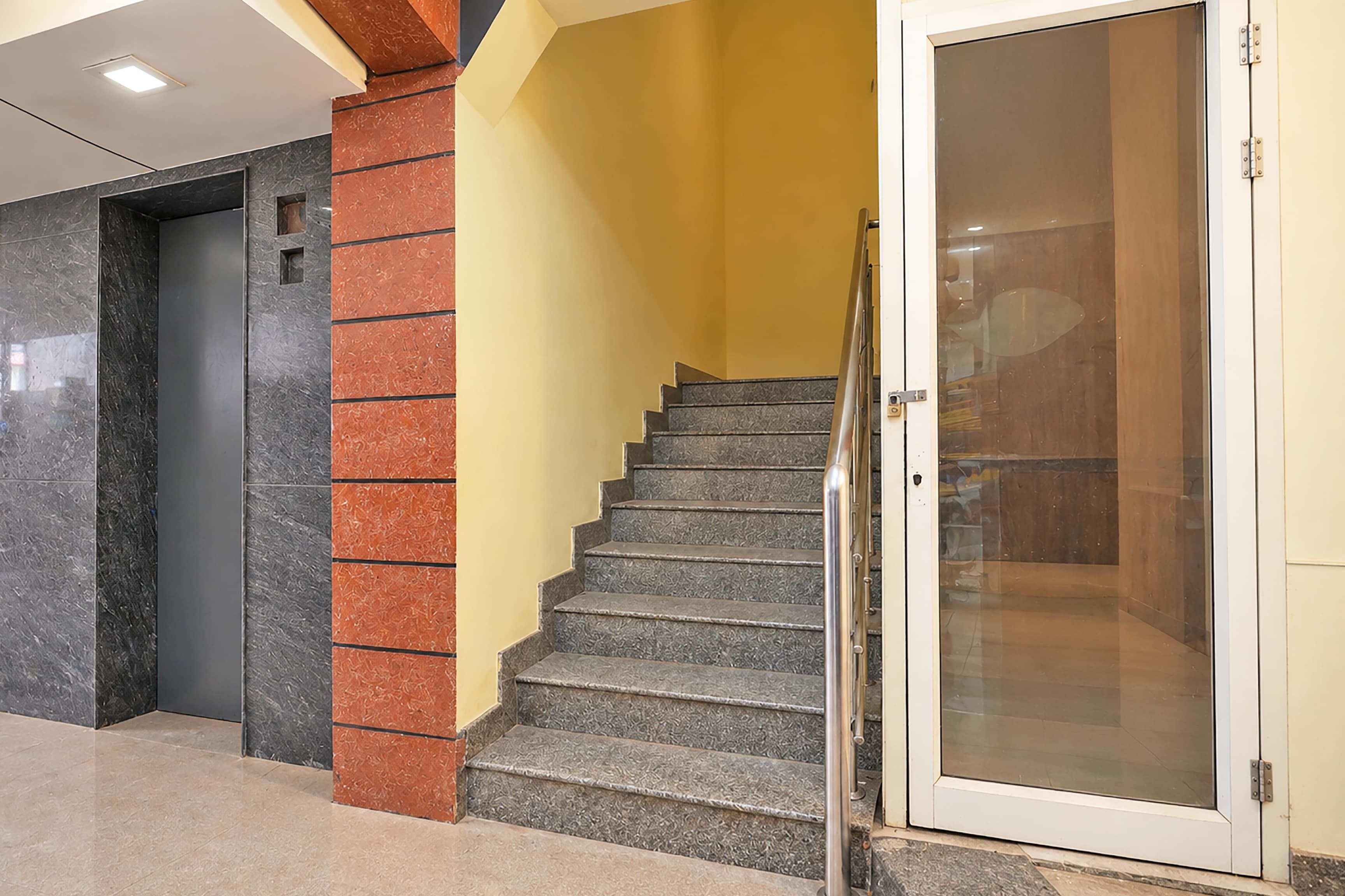 Una escalera con un vidrio que da a una habitación.