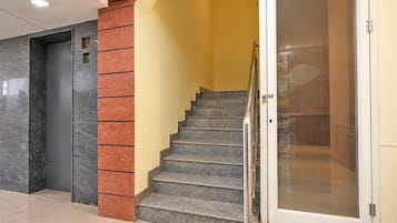 Una escalera con un vidrio que da a una habitación.