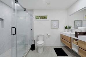 Bathroom - 3-bedroom house in awesome Atlanta comfort retreat. (Atlanta)