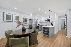 Dining - 3-bedroom house in awesome Atlanta comfort retreat. (Atlanta)