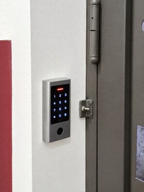 Cerradura electrónica con teclado y acabado metálico.