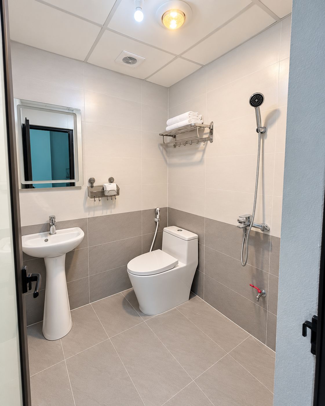 Ein Badezimmer mit Toilette, Waschbecken und Dusche.