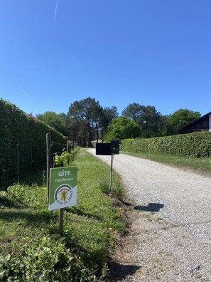 A rural road with a gravel path, a sign for 'Pays Basque GITE de France', and a mailbox. - Les Châtaigniers Vacation Rental - CAME (CAME)