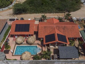 Un complexe hôtelier comprenant plusieurs bâtiments, une piscine et une plage.