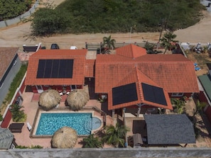 Un complexe hôtelier comprenant plusieurs bâtiments, une piscine et une plage.
