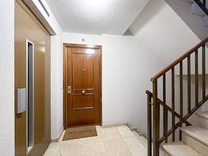 A wooden door with a doorknob and a 'WELCOME' mat at the base. - 2BR/2BA Apartment Next to Gran Vía Berlany España (Madrid)