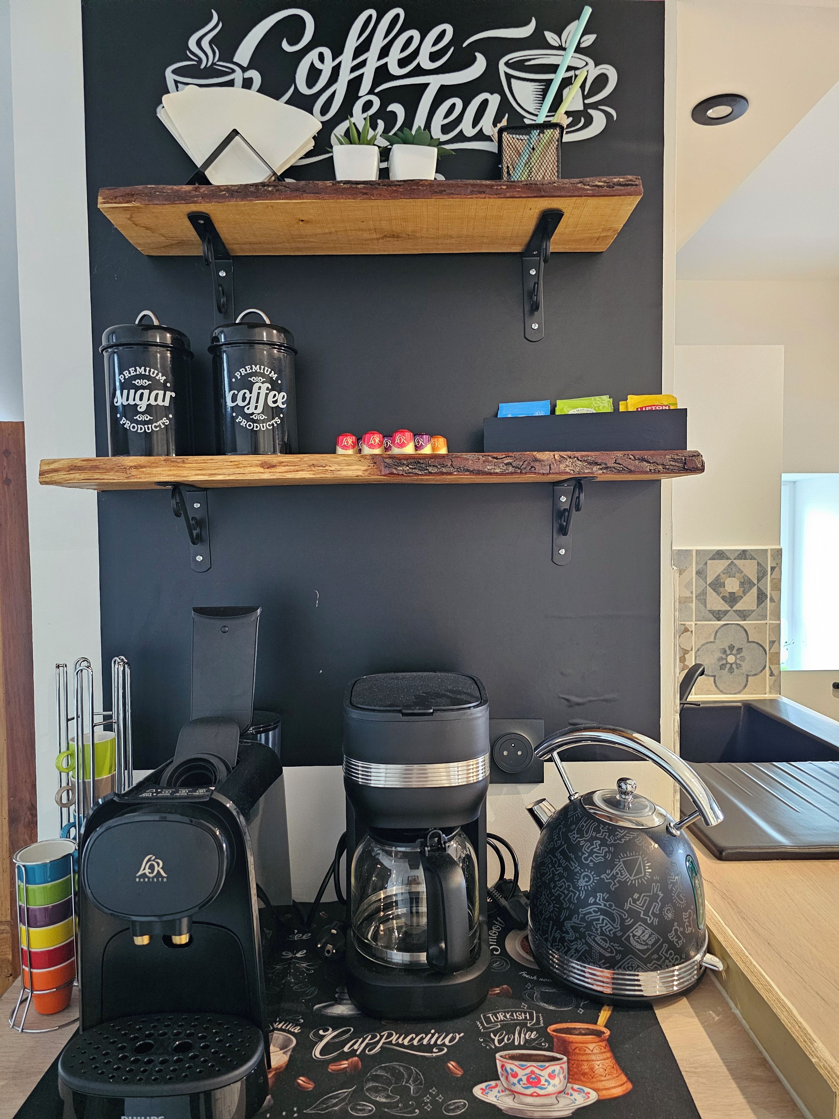 Zona de cafè amb cafetera, sucre i recipients de cafè, i una gotsa de turc.